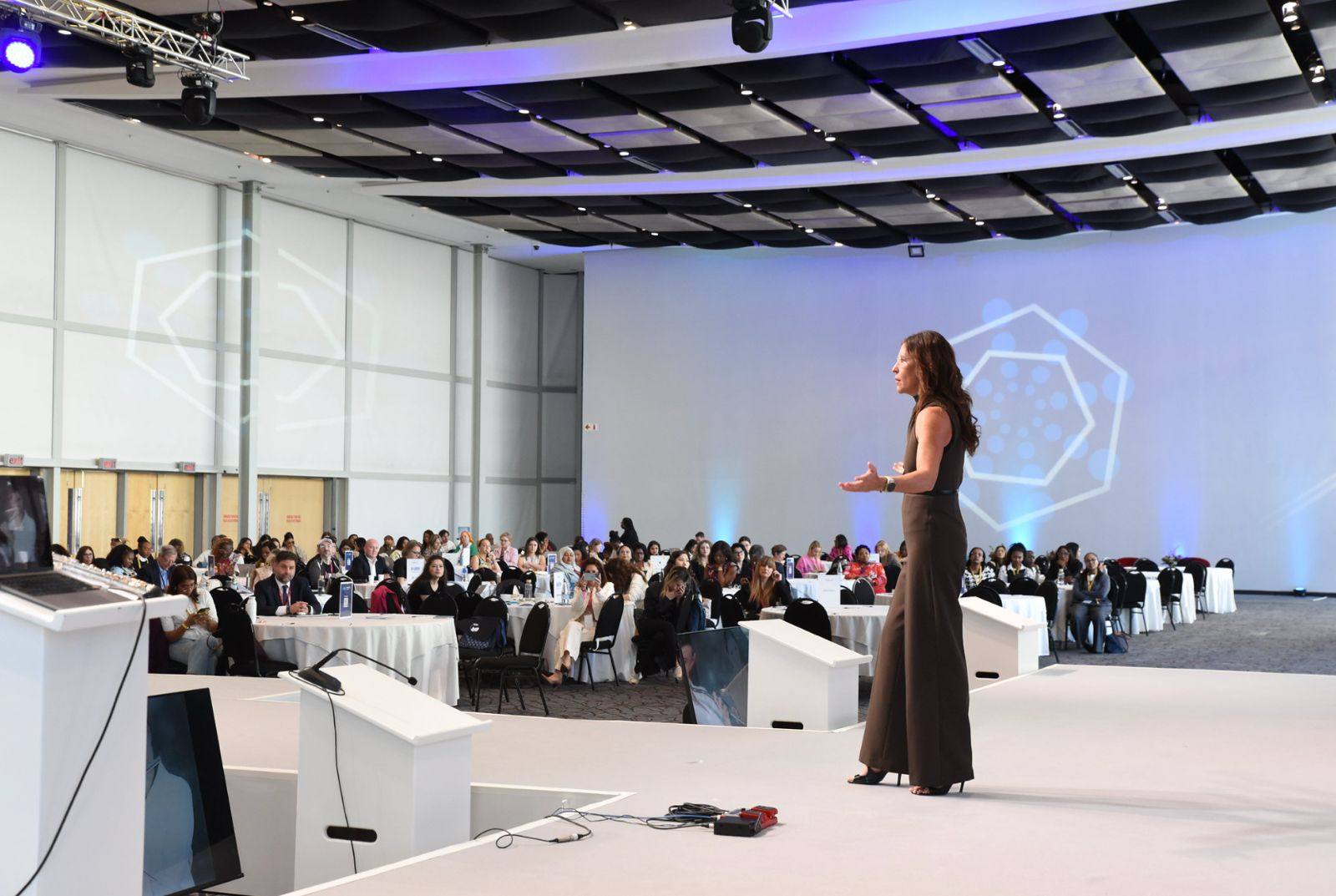 Carina Bruwer delivering her keynote to 500 delegates at WOMEN IN TECH Global at the CTICC, Cape Town